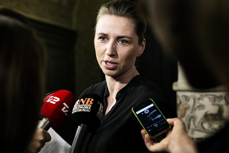 Kant. Både fagbevægelsen og venstrefløjen mener, at den nye S-formand har haft rigeligt med tid til at tænke sig om, og efterlyser en markering. 