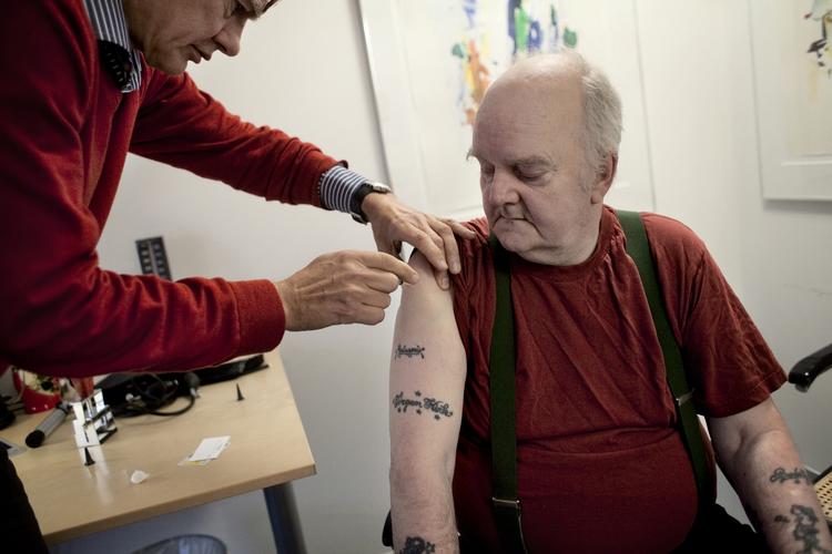 Influenza. Danskere i særlig risiko for at udvikle komplikationer til en influenza bør tage imod den gratis vaccine, siger Sundhedsstyrelksen. Det er ældre over 65 år, kronisk syge, svært overvægtige og gravide i 12. uge og frem. 
