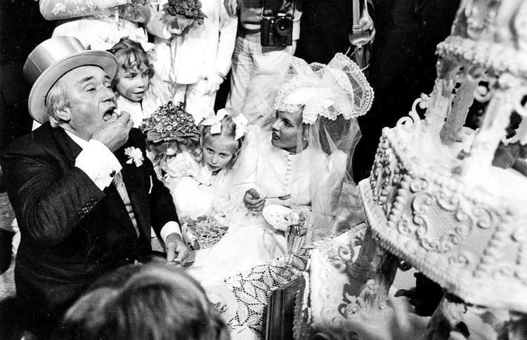 3000. Så mange var med, da Simon Spies giftede sig med Janni Brodersen i 1983. Bryllupskagen var så stor, at den kom med i Guiness Rekordbog. 