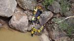 OVERSVØMMELSE. Redningsfolk bjærger ét af de syv lig, der er fundet i den amerikanske Zion National Park i Utah efter alvorlig oversvømmelse 