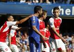 UDVIST. Det lykkedes Diego Costa (i blåt) at provokere Arsenals Gabriel (th.) til at forløbe sig. 