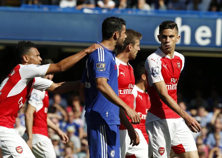 UDVIST. Det lykkedes Diego Costa (i blåt) at provokere Arsenals Gabriel (th.) til at forløbe sig. 