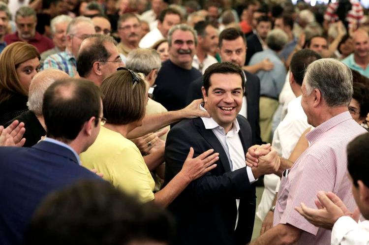 opbakning. Den græske regerings leder, Alexis Tsipras, er stadig populær blandt de fleste partimedlemmer i Syriza, selv om han er løbet fra mange af sine valgløfter. Foto: Petros Giannakouris/AP 
