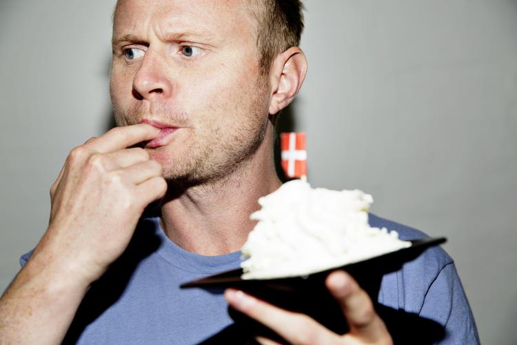 Satire. Jonatan Spang udfordrer sig selv med topaktuel Danmarks-satire. 