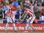 1-0. Et mål af Bojan Krkic (tv.) satte Stoke i gang, men Leicester VIL bare ikke tabe i denne sæson. 