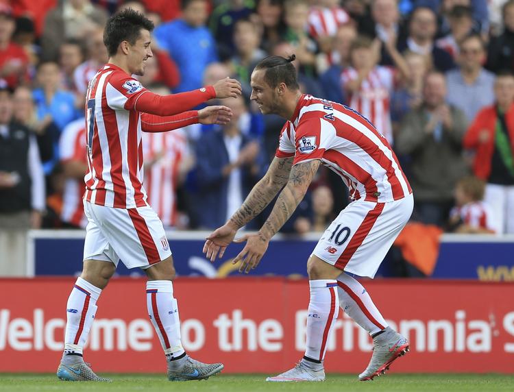 1-0. Et mål af Bojan Krkic (tv.) satte Stoke i gang, men Leicester VIL bare ikke tabe i denne sæson. 