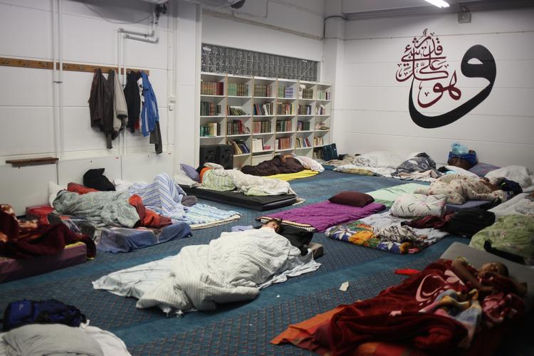 Roligt. Muslimska Forsamlingen i Malmø bruger sit moskélokale som herberg for flygtnigne, der ikke vil blive i Sverige. Efter en nat med ro, varme og bespisning rejser gæsterne videre. 