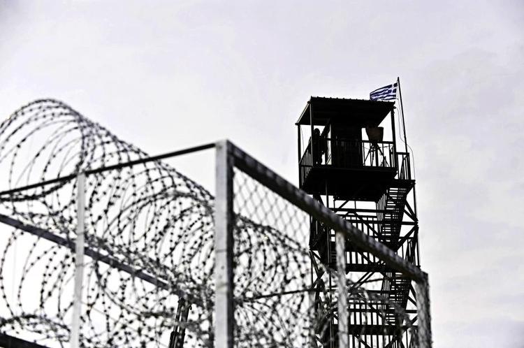 Stopklods. Grækenland byggede i 2012 et 12 kilometer langt pigtrådshegn på grænsen til Tyrkiet for at holde flygtninge ude. Nu vil Syriza rive det ned. 