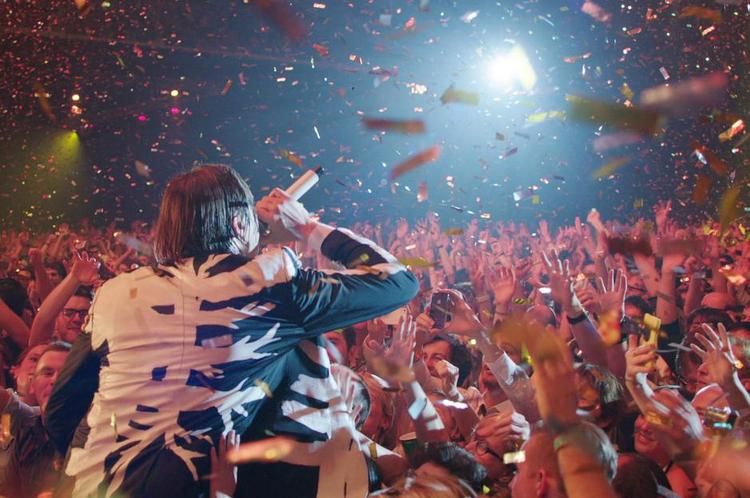 Eksperiment. »Vi ønskede en ukonventionel film«, siger Arcade Fire-guitaristen Will Butler, og det har bandet - og publikum - fået med Khalil Josephs 'Arcade Fire: The Reflektor Tapes', som følger det canadiske band rundt i verden. Foto fra filmen 