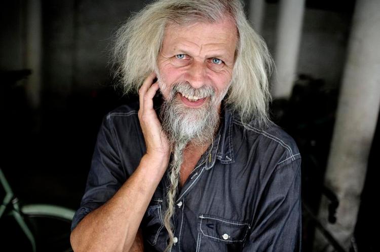 Fortæller. I 1977 udgav Jacob Holdt fotobogen 'Amerikanske billeder', der bygger på fem års rejse gennem USA's sorte underklasse. Bogen blev en succes, også i USA, og siden har Holdt turneret med et foredrag baseret på bogen. På det seneste har Weekendavisen kastet kritisk lys på Jacob Holdts projekt. 