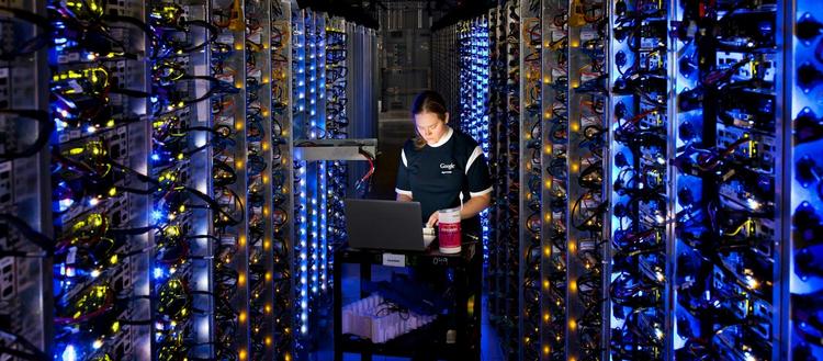 Opkoblet. En tekniker tilser et af Googles datacenter i Oregon, USA. Koncernen har sat en lille pose penge i et amerikansk forsikringsselskab, og det varsler en ny tid, hvor overvågning, big data og privatøkonomien kobles endnu mere sammen end hidtil, siger flere iagttagere. 