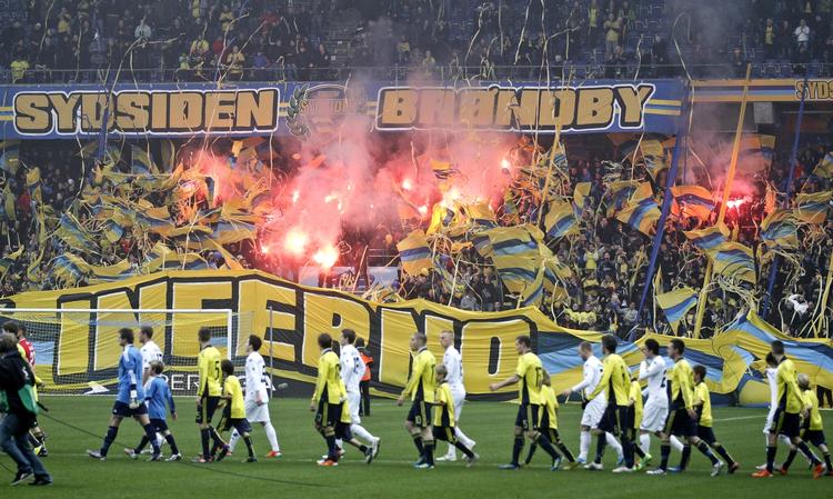 advarsel. Det plejer ikke at gå stille for sig på lægterne, når Brøndby og FC København mødes på grønsværen. 