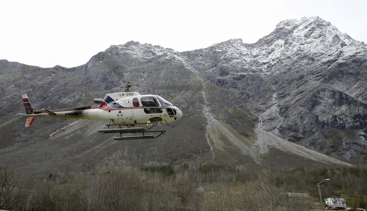 STYRT. Det norske fjeld Mannen har rykket sig med rekordhastighed i nat. Det har fået norske myndigheder i alarmberedskab, da risikoen for at fjeldet styrter sammen nu er meget høj. 