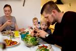 Trine og Troels van Dijk serverer næsten udelukkende økologisk mad for Thyra og Valdemar - og sig selv. For når man først er begyndt, er det svært at fylde sig med gift. 