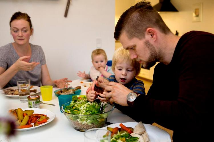 Trine og Troels van Dijk serverer næsten udelukkende økologisk mad for Thyra og Valdemar - og sig selv. For når man først er begyndt, er det svært at fylde sig med gift. 