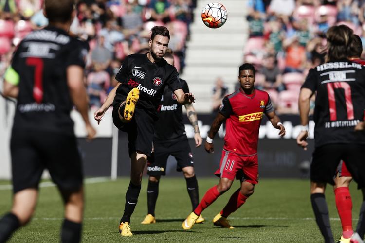 overraskelse. Bruninho (nummer to fra højre) satte ind vigtig scoring ind for FC Nordsjælland, da holdet vandt over topholdet FC Midtjylland. 