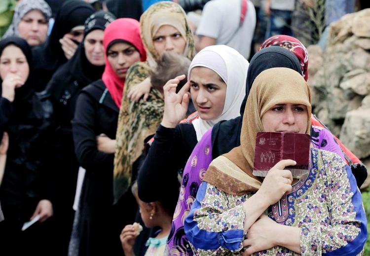 Nedskæringer. Syriske flygtningei Ketermaya venter på de lovede nødrationer. Men FN har skåret ned og mange må leve af at tigge. Libanon er kun en fjerdedel af Danmark, men huser lige nu over 1,2 millioner flygtninge fra nabolandet Syrien. 