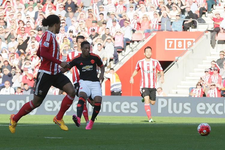komet. Anthony Martial (midt) blev kampafgørende for Manchester United med to mål mod Southampton. 