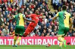 skadesfri. Daniel Sturridge (midt) midt lavede mere elegante ting end dette forsøg på film, da han var tilbage efter en lang skadespause foran Liverpools hjemmepublikum mod Norwich. 