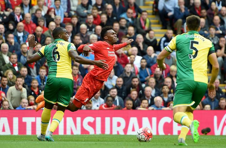 skadesfri. Daniel Sturridge (midt) midt lavede mere elegante ting end dette forsøg på film, da han var tilbage efter en lang skadespause foran Liverpools hjemmepublikum mod Norwich. 