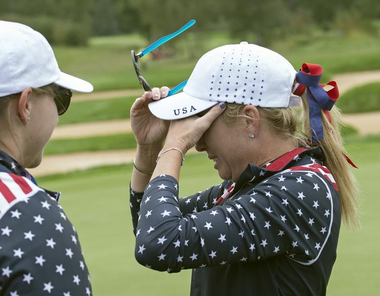 FØLELSER. Der blev tørret adskillige tårer væk under weekendens Solheim Cup, blandt andet da Paula Creamer (th.) havde besejret Sandra Gal i søndagens single. 
