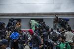 TRANSPORT. Migranter og flygtninge kæmper om at få plads i et tog i Kroatien. 