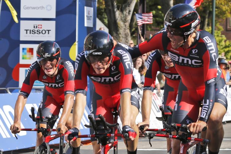 VM-GULD. Der er begejstring hos Daniel Oss, der bankede Rohan Dennis for indsatsen, da BMC kørte over målstregen. 