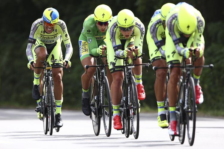 Styrt. Michael Valgren var stærkt medvirkende til at, at Tinkoff-Saxo kørte af vejen i VM. Her ses holdet under årets Tour de France. 