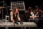 Samklang. Einstürzende Neubauten havde taget en strygerkvartet med på scenen. Her ses den sammen med Alexander Hacke, der spillede på kæder og metal. 