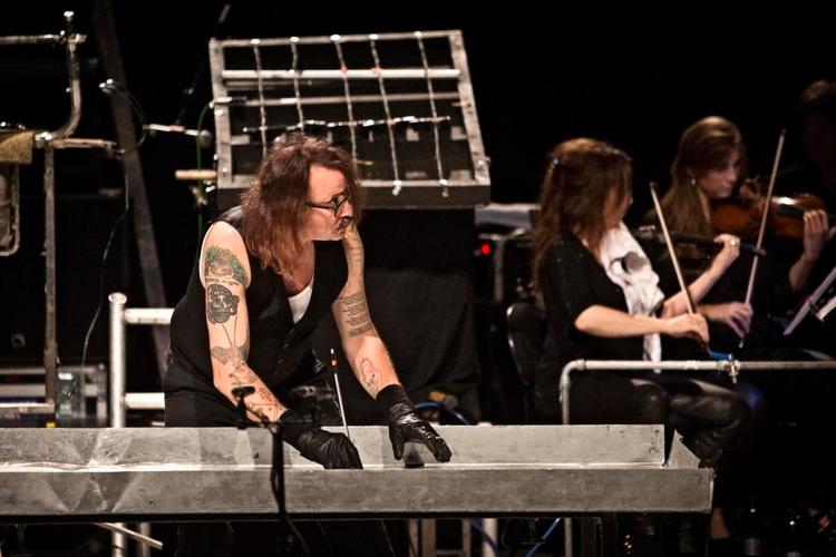 Samklang. Einstürzende Neubauten havde taget en strygerkvartet med på scenen. Her ses den sammen med Alexander Hacke, der spillede på kæder og metal. 