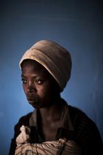 Efterladt. Josiana, 20, blev gravid med en skolekammerat, da hun var 17. Han stak af, af frygt for at ryge i fængsel, og i dag står Josianas barn i vejen for hendes drømme om en uddannelse. 