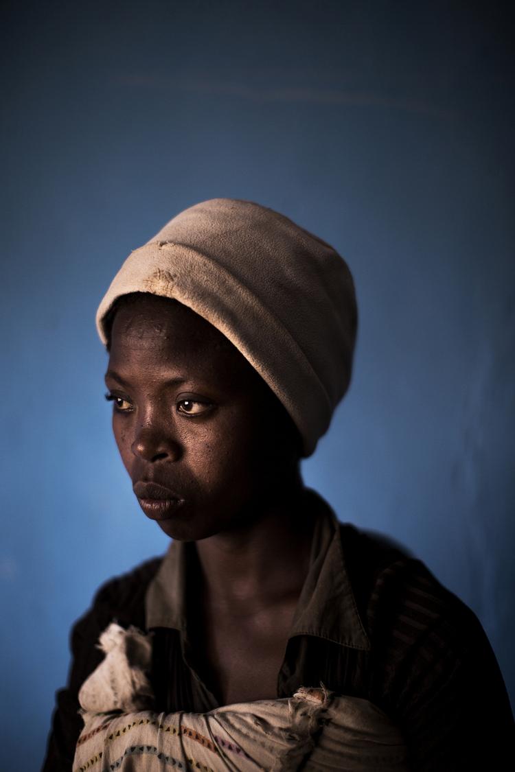 Efterladt. Josiana, 20, blev gravid med en skolekammerat, da hun var 17. Han stak af, af frygt for at ryge i fængsel, og i dag står Josianas barn i vejen for hendes drømme om en uddannelse. 