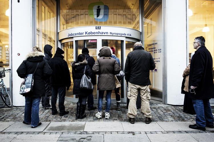 Ledighed. Der er arbejde at få,men mange på kontanthjælp siger,at de ikke kan tage et job med 14dages varsel. Nogle af dem oplyser,at de reelt ikke ønsker et job. 