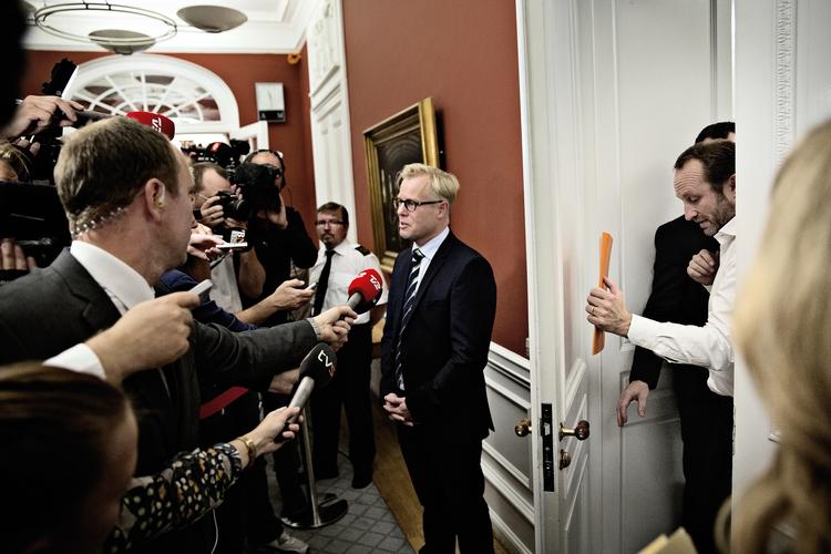 Indrømmelse. Tidligere regionsrådsformand i Region Syddanmark og nuværende forsvarsminister Carl Holst (V) erkendte torsdag, at den regionsansatte Christian Ingemann Nielsen hjalp ham med at føre folketingsvalgkamp. 