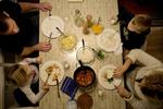 Middagsbordet. Familien samles, men hvorfor er det, at nogen kan lide, hvad andre ikke kan? Og hvor meget ligger i familiens vaner? det forsøger ny forskning at kortlægge. 