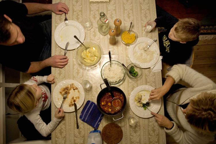 Middagsbordet. Familien samles, men hvorfor er det, at nogen kan lide, hvad andre ikke kan? Og hvor meget ligger i familiens vaner? det forsøger ny forskning at kortlægge. 