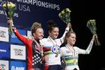 PODIET. Medaljerne fik til amerikanerne Chloe Dygert (i midten) og Emma White (tv.) samt australieren Anna-Leeza Hull, mens Pernille Mathiesen blev nummer fire. 