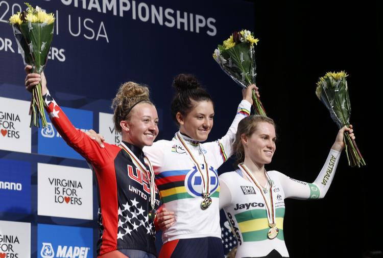 PODIET. Medaljerne fik til amerikanerne Chloe Dygert (i midten) og Emma White (tv.) samt australieren Anna-Leeza Hull, mens Pernille Mathiesen blev nummer fire. 