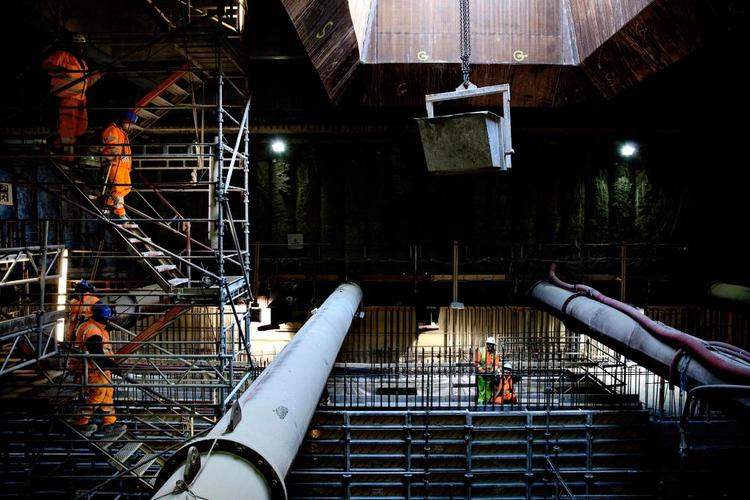 Orden. Det københavnske metrobyggeri beskæftiger mange udlændinge, der har svært ved at finde sig til rette i reglerne på det danske arbejdsmarked. 