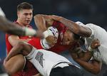 infight. Under åbningskampen ved rugby-VM mellem England og Fiji blev tv-teknologien benyttet flittigt for at afgøre tvivlskendelser. 
