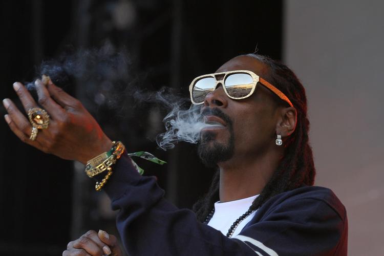 RØGGLAD. Rapperen Snoop Dog har aldrig lagt sskjul på sin forkærlighed for tjald. Men nu er han ude med riven efter 'Roots' og '12 Years As A Slave'. fordi disse fortællinger ser de sorte som ofre. 