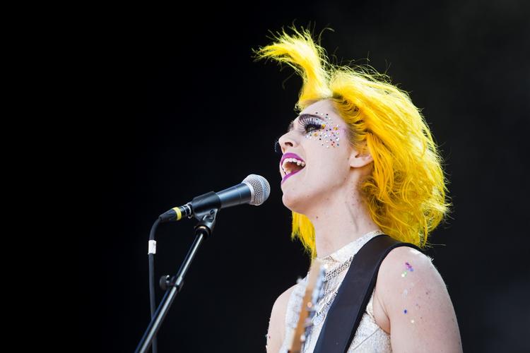 O'Hara. Med nærmest selvlysende hår og teaterdramatisk udtryk indtog Jeanett Albeck scenen på Roskilde Festival. Nu arrangerer hun støttekoncerter for Nurses for Refugees. 