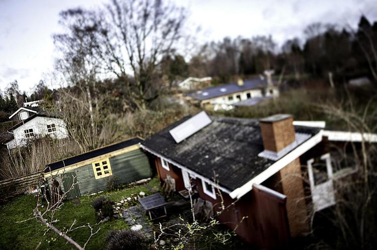 derfor. Det var Skats beslutning om at sænke ejendomsværdien af 234 ejendomme ved Roskilde Fjord i 2007, da fik en af ejerne til at slæbe Skat i retten, da Skat ikke samtidig sænkede grundværdien, som afgør størrelsen på grundskatten. 
