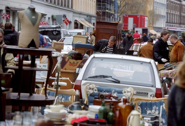 Ravnsborggade. Den nørrebroske gade bugner af varer og gode tilbud til loppemarked søndag 27. september. 