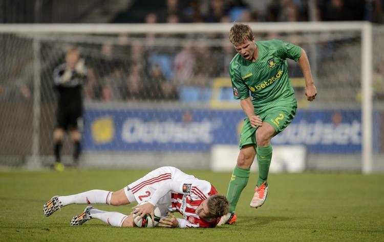 profil. Nicolaj Thomsen (liggende) var med et mål og et oplæg den bedste AaB'er i søndagens 4-1-sejr over Brøndby, der havde Jesper Juelsgård her med for første gang - det blev ikke en god debut. Foto: René Schütze/Polfoto 