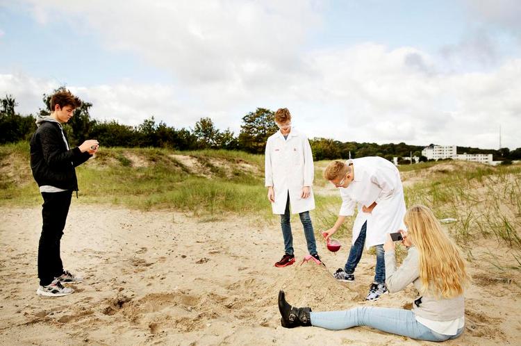 SPÆNDING. Elever fra Helsingør Skole laver forsøg med vulkaner. Fra venstre er det Tobias Visnek, Anton Madsen, Rasmus Møller og Alberte Dippel. 