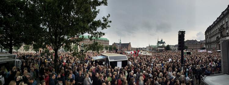 Demonstration. 30.000 københavnere og borgere fra resten af landet mødte op på Christiansborg Slotsplads i København, da der lørdag 12. september var demonstration med budskabet om at tage imod flygtninge. Men faktisk er København fritaget fra at tage flygtninge. 