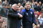 sjettevalg. Manchester United-legenden sir Alex Ferguson (tv) hilser på den efterfølger, han selv var med til at udvælge, Evertons træner David Moyes, under en kamp mellem klubberne i 2012. 