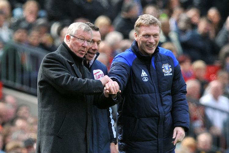 sjettevalg. Manchester United-legenden sir Alex Ferguson (tv) hilser på den efterfølger, han selv var med til at udvælge, Evertons træner David Moyes, under en kamp mellem klubberne i 2012. 