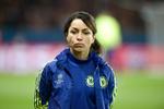 chikaneret. Læge Eva Carneiro blev svinet til af Chelsea-træner José Mourinho og efterfølgende forvist fra bænken under kamp. Nu har hun fået nok af trænerens opførsel. 